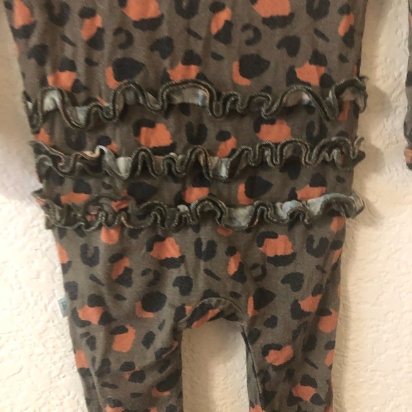 Posh Peanut Babys Eli Cheetah Print Footie with Ruffles in Green - Size Newborn - Picture 6 of 6